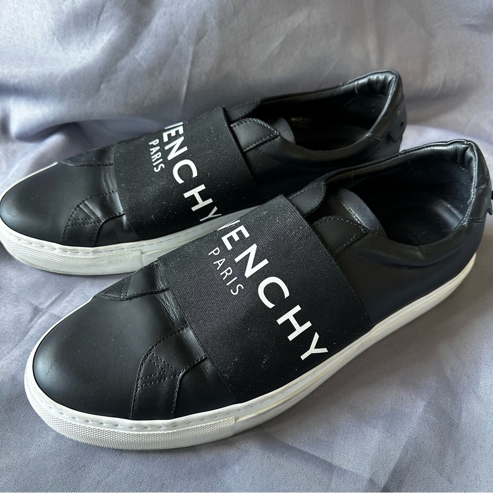 Givenchy Men's Urban Street sneakers in leather with elastic band. Size 45
